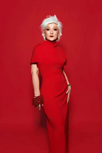 Laurence B. dans une robe rouge couture